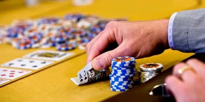 Người chia bài trong Casino gọi là gì và một số áp lực gặp phải