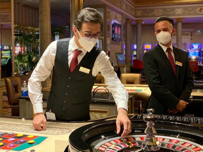 Người chia bài trong Casino gọi là gì và trách nhiệm của họ